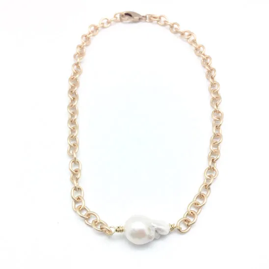 Malin choker, matte gold with white baroque pearl