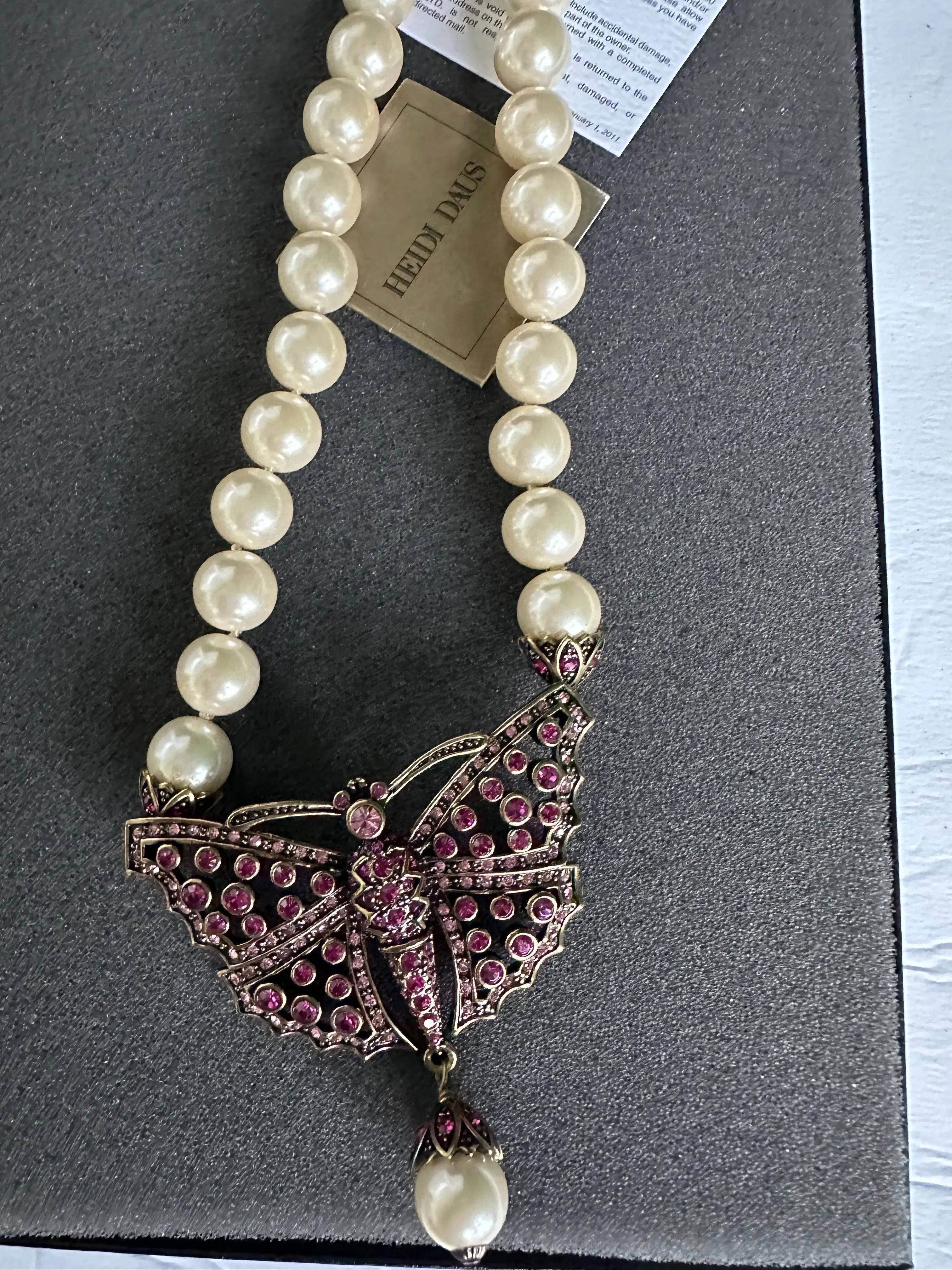 New with Tags Heidi Daus big pearl and fuchsia butterfly Swarovski necklace choker